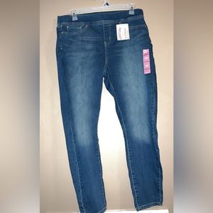 Levi’s sz 18S pull on skinny jeans medium wash